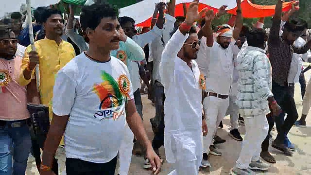 युवा समाजसेवी हर्ष सिंह जहांगीरगंज ब्लाक प्रमुख प्रत्याशी सोनू उपाध्याय के नेतृत्व में विशाल तिरंगा यात्रा का आयोजन।