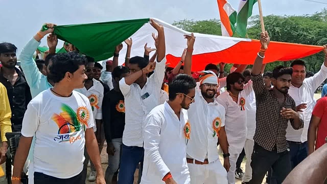 युवा समाजसेवी हर्ष सिंह जहांगीरगंज ब्लाक प्रमुख प्रत्याशी सोनू उपाध्याय के नेतृत्व में विशाल तिरंगा यात्रा का आयोजन।