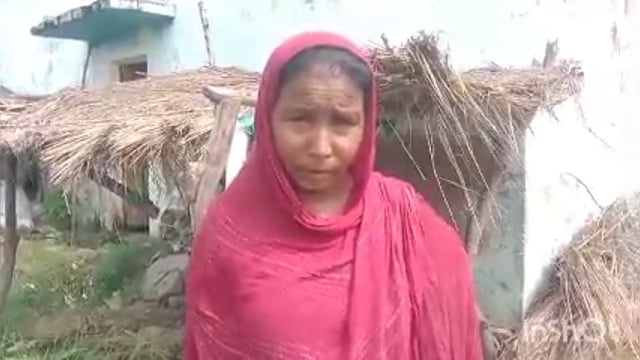 विद्युत विभाग की लापरवाही ने ले ली गोवंश की जान ,पूरे गांव में लकड़ी के विद्युत पोल के सहारे चल रही है विद्युत व्यवस्था