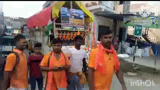 महाकाल कांवरिया संघ पटेलपुर सूरजगढ़ा को पूर्व मुखिया प्रतिनिधि राज कपूर भाई पटेल के द्वारा हरी झंडी दिखाकर रवाना किया ।