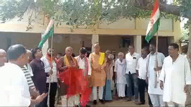 अमरपुर के बीजेपी कार्यकर्ताओं ने स्वतंत्रता सेनानी एवं शहीदों के आंगन से किया मिट्टी संग्रह