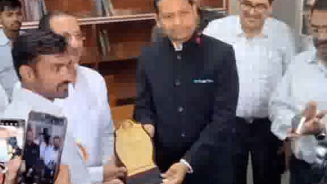 मार्ट के नव नगरिया निवासी एक छात्रा को एचडी की उपाधि से सम्मानित कर पुरस्कृत किया गया जिला अधिकारी द्वारा