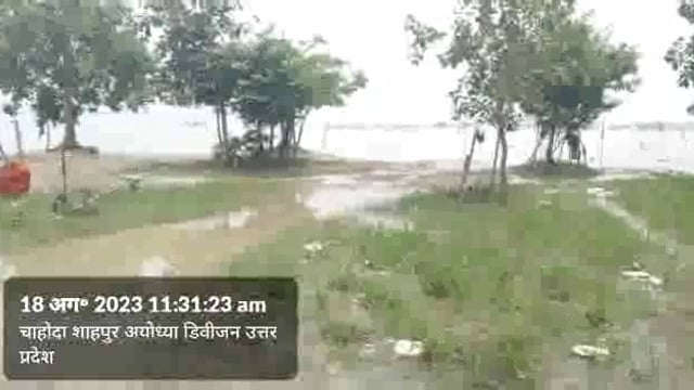 अम्बेडकर नगर जिले के आलापुर तहसील क्षेत्र के चहोडाशाहपुर में सरयू नदी का जलस्तर घटने से आस पास के लोग ली राहत की सांस ।