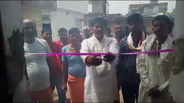 नगवा  मे मोबाईल प्रतिष्ठान का प्रधान स्वामीनाथ सिंह ने फीता काटकर किया उद्घाटन, उज्जवल भविष्य की की कामना 