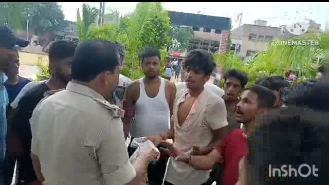 सूरजगढ़ा बाजार में दो युवक को आपस में झगड़ा करते हुए पकड़ा गया जिसे  थाना  ले लाकर दोनों युवक से की जा रही पूछताछ।