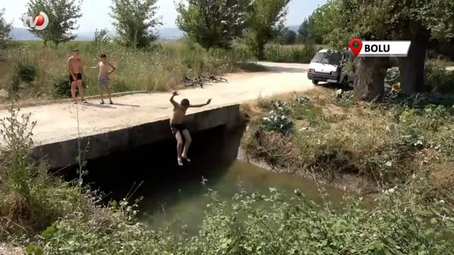 Sıcaktan Bunalan Çocuklar Kanalı Aquaparka Çevirdi