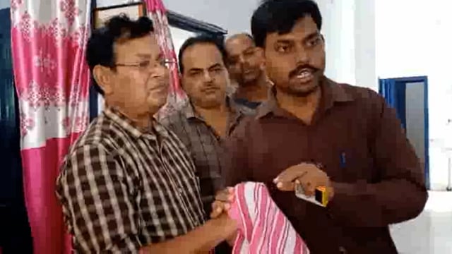 चांन्दन अस्पताल प्रभारी चिकित्सक डॉक्टर एके सिन्हा ने 10 मरीजों के बीच किया फाइलेरिया किट वितरण मच्छर काटने से संक्रमित