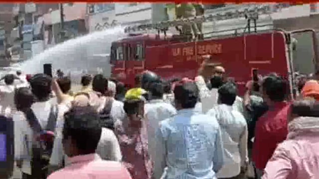 अचानक कार में लगी आग, चालक ने भागकर बचाई अपनी जान
स्थानीय नागरिकों एवं फायर ब्रिगेड टीम ने आग बुझाया