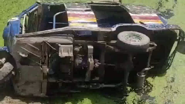 सुगौली के छपवा फुलवरिया पुल के समीप तेज रफ्तार कार ने पीछे से टेम्पू में मारी ठोकर,टेम्पू पलटी आधा दर्जन हुए घायल।