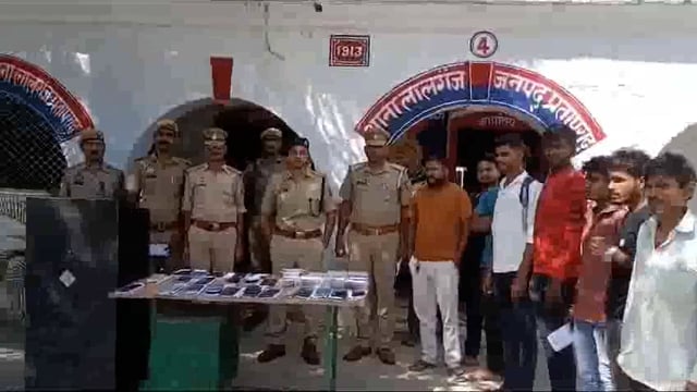 लालगंज कोतवाली इंचार्ज प्रशिक्षु आईपीएस अमृत जैन के कुशल नेतृत्व मे गुम हुए २९ मोबाईल बरामद, मोबाईल स्वामी को किया गया वितरित, चेहरे खिले