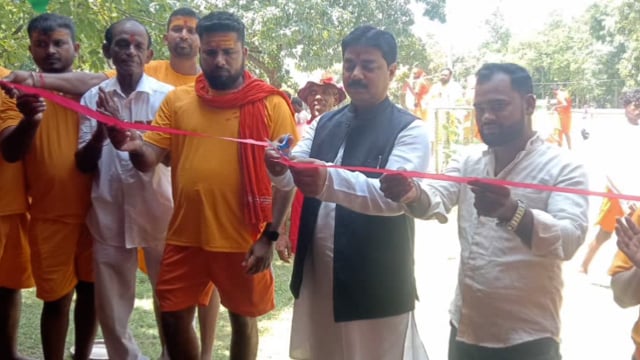 कांवरिया पथ के भूल भुलैया में चांदन प्रखंड प्रमुख रवीश कुमार द्वारा झारखंड के मरकच्चो युवा सेवा शिविर का किया उद्घाटन