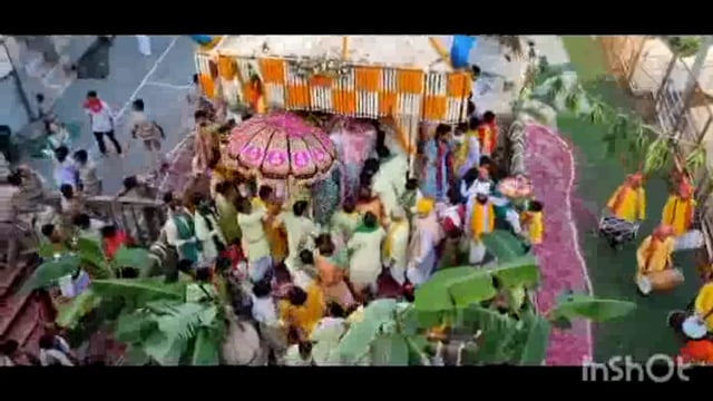 बरसाना में राधा रानी मंदिर में पुष्पों से सुसज्जित स्वर्ण रजत हिडोले को सजाकर राधा रानी के दर्शन कराई गये