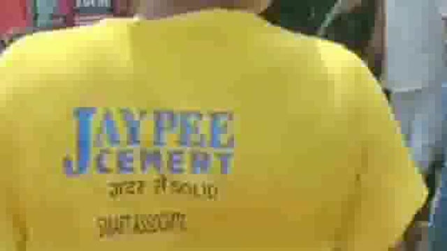 ट्रैक्टर की टक्कर से गंभीर घायल महिला की ईलाज दौरान मौत, 
पुलिस के ट्रैक्टर छोड़ देने से नाराज परिजनों ने शव सड़क पर रख किया हंगामा