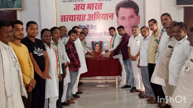 भारत रत्न पूर्व प्रधानमंत्री स्वर्गीय राजीव गांधी का 79वा जन्म दिवस जिला कांग्रेस कमेटी कार्यालय सेठ वाला मथुरा पर मनाया