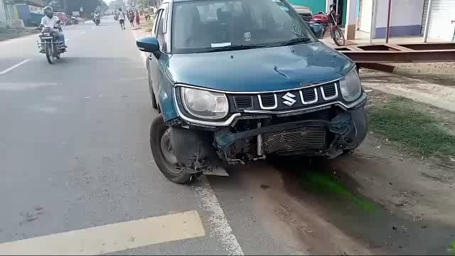 शहर के बंगाली टोला मोहल्ले में कार एवं स्कूटी की हुई टक्कर में स्कूटी सवार महिला गंभीर रूप से हुई जख्मी