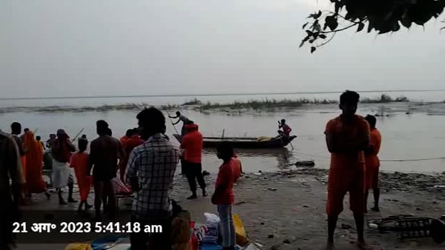 जिले के आलापुर तहसील क्षेत्र चहोडाशाहपुर में सुबह से हजारों कांवड़ियों ने शिव मंदिर का गंगा जल से जलाभिषेक किया।
जलाभिषेक को लेकर आलापुर के थानाध्यक्ष पंडित त्रिपाठी मयफोर्स सहित मुस्तैद रहे।