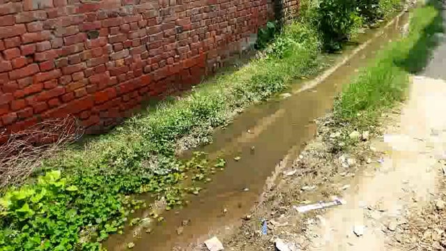 उखड़ गया खडंजा,राहगीर हो रहे चोटहिल,गाँव मे नाली का गंदा पानी
रास्ते में भरा
प्रधान,सचिव मनरेगा मे व्यस्त
ब्लाक बाबागंज ग्राम रमईपुर