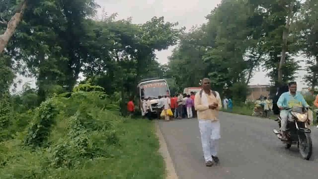 अयोध्या से दर्शन कर वापस लौट रहे श्रद्धालुओं की बस रगड़गंज के पास अनियंत्रित होकर पेड़ से टकराई कुछ लोगों को आई चोटें