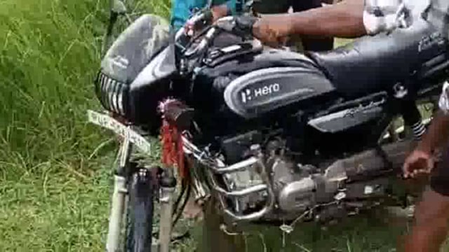 धोबहा गौरडीह के बीच तेज रफ्तार बाइक सवार अनियंत्रित होकर गिरा गड्ढे में पानी में डूबने से हालत गंभीर