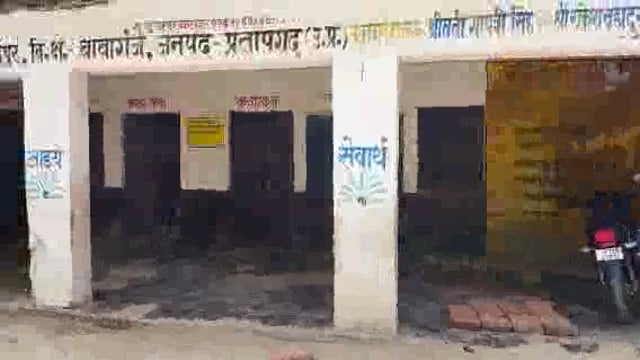 हेड मास्टर मिले गायब,मीनू अनुसार नही बन रहा भोजन
यहाँ अच्छा खाना नही मिलता घर जाकर खाते- बच्चे
प्राथमिक विद्यालय रमईपुर