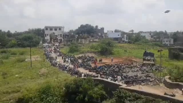 किल्यात उदागिर बाबा मंदिरात दर्शनासाठी सकाळपासून भाविकांच्या लांबच लांब रांगा