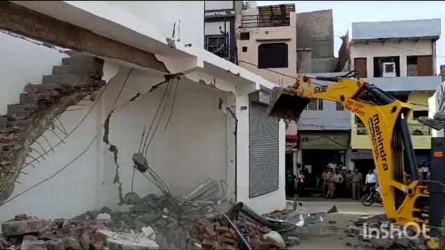 मथुरा वृंदावन विकास प्राधिकरण ने एक तरफ कार्रवाई की तो दूसरी तरफ अवैध निर्माण हो रहे हैं धड़ाधड़