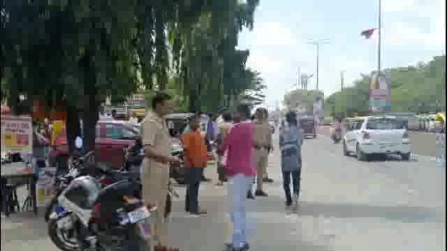 पोलीस प्रशासनाने नगरपरिषदे समोरील कारचा पॉईंट हटविले