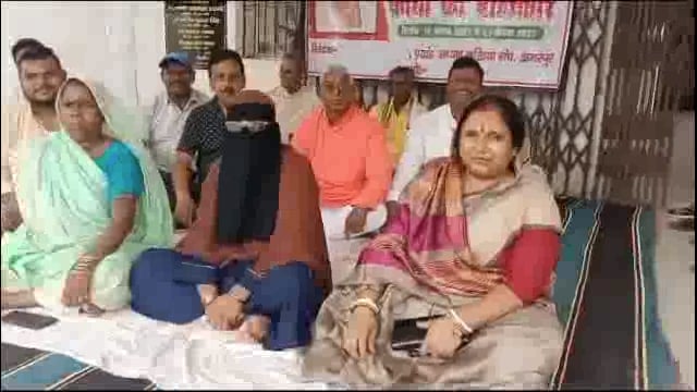 अपने 15 सूत्री मांगों के समर्थन में अमरपुर प्रखंड मुख्यालय में मुखिया संघ ने दिया एक दिवसीय धरना 