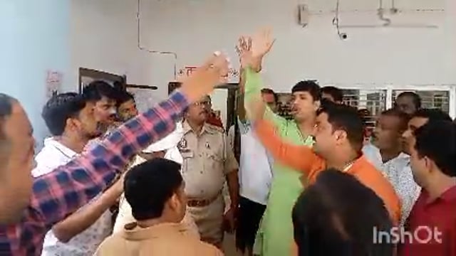 इटियाथोक विकासखंड सभागार में चल रही बैठक में प्रधान व सचिव के बीच कहा सुनी को लेकर हुआ भारी हंगामा