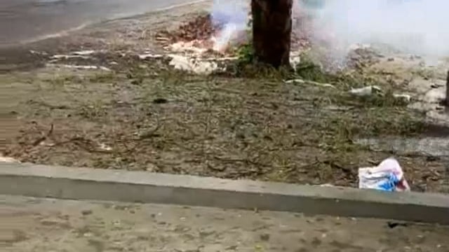 मस्जिदिया पेट्रोल पंप के पास गिरा जलता बिजली का तार बाल बाल बचा राहगीर