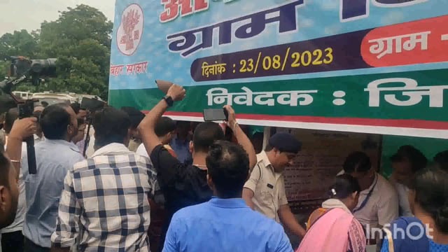  आपकी सरकार आपके द्वार में लगाए गए स्टॉल का जायजा लेते जिला अधिकारी 