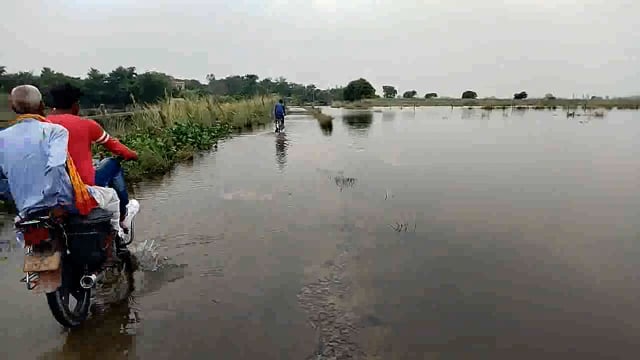 कंचनपुर गांव में प्रवेश बाढ़ का पानी घटने से ग्रामीणों ने ली राहत की सांस
