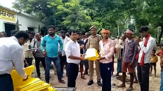 बनगांव में बाढ़ प्रभावित 60 ग्रामीणों में उप जिला अधिकारी ने त्रिपाल का किया वितरण