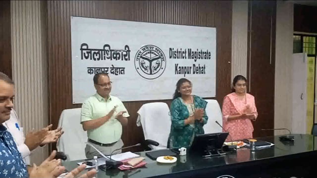 कानपुर देहात जिलाधिकारी की अध्यक्षता में चंद्रयान-3 की चांद के दक्षिणी ध्रुव पर सफल लैंडिंग के सजीव प्रसारण को देखा गया।