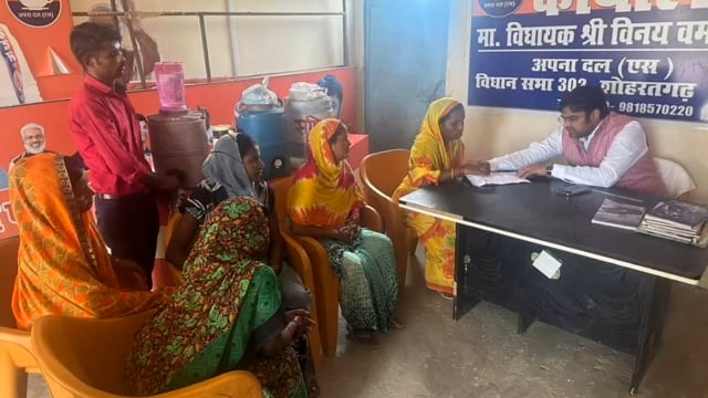 शोहरतगढ़ स्थित कार्यालय पर विधायक विनय वर्मा ने क्षेत्र की आई जनता जनार्दन की सुनी समस्या