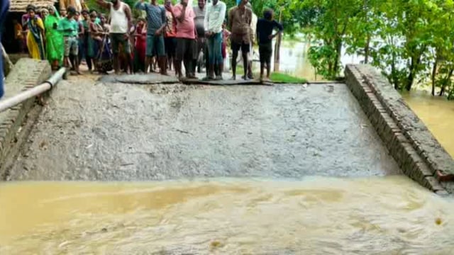 खैरी शीतल प्रसाद में दो गाँव के बीच बनी पुलिया गिरी ग्रामीणों ने विधायक विनय वर्मा से की शिकायत