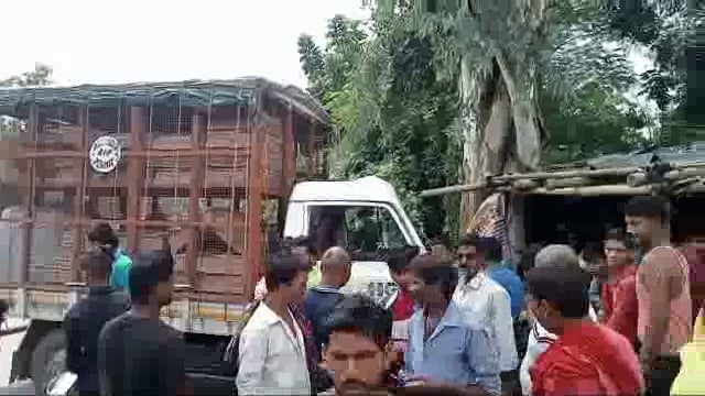 अमरपुर प्रखंड मुख्यालय के समीप  अनियंत्रित पिकअप वैन ने पेड़ में मारी टक्कर चालक गंभीर रूप से हुआ जख्मी