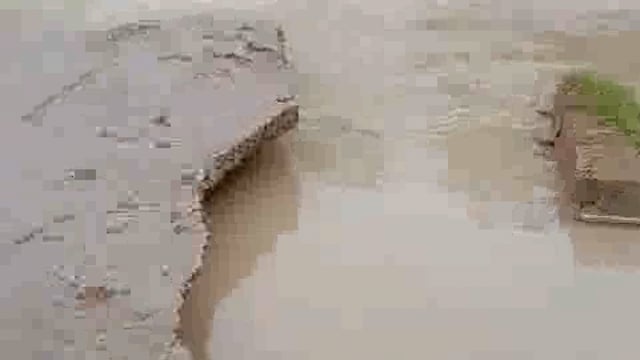 बाढ़ के पानी से सड़क का कटाव अमृतपुर में