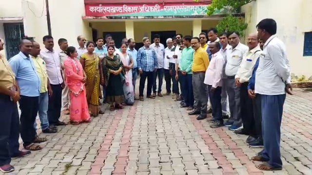 ग्राम रोजगार सेवक एकता संघर्ष समिति ने शासन द्वारा आदेशित आठ सूत्रीय माँग पत्र ब्लाक प्रभारी रामपुर संग्रामगढ़ को सौंपा