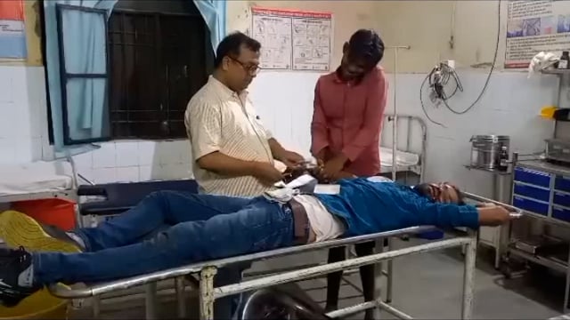 खैर कोतवाली गांव मंडला के पास बाइक सवार को अज्ञातवास ने मारी टक्कर युवक गंभीर घायल जिला अस्पताल रेफर