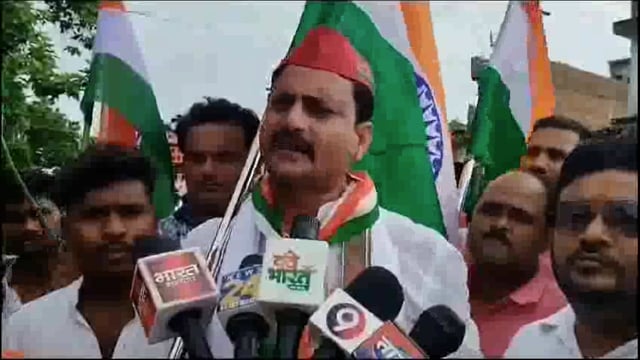 चंद्रयान 3 के सफल लैंडिंग पर सपा नेता चिंकू यादव ने इटवा में आज वैज्ञानिकों को दी बधाई कहा वैज्ञानिकों का सराहनीय कार्य