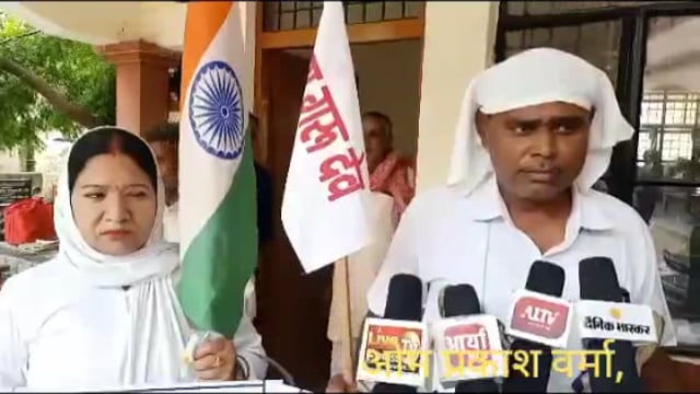 पाँच साल से जूतों की माला पहनकर प्रत्येक राज्य सरकार को बेटियों, महिलाओं पर हो रहे अत्याचार के विरोद्ध मे दे रहे ज्ञापन,