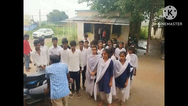 उ०वि० धनकुड़िया में शिक्षकों के साथ हुई मारपीट, छात्रों ने BRC पहूंच दोषी पर कार्यवाही हेतु दिया आवेदन