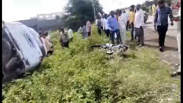 रिंग रोड पांढरे मंगल कार्यालया जवळ कार व दुचाकीचा अपघात दोघे गंभीर जखमी