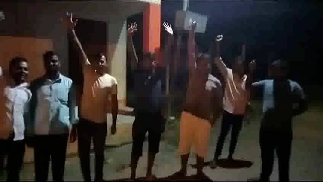 चंद्रयान-3 के सफल लैंडिंग की खुशी में देर रात गोपिया में ग्रामीणों ने एक दूसरे को मिठाई खिलाकर मनाई खुशी