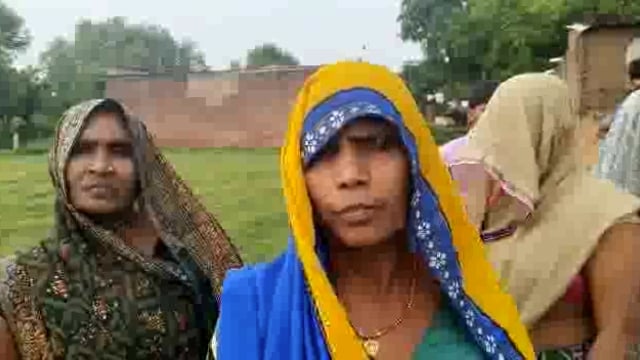 गाँव की महिलाओं ने घर जाने वाले रास्ते को खुलवाए जाने की उच्च अधिकारियों से की मांग 