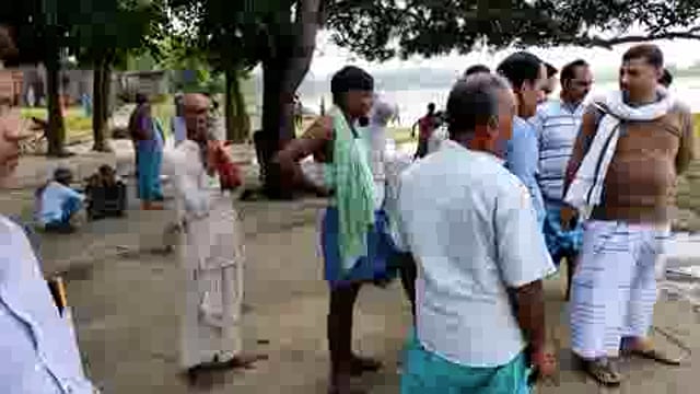 सुगौली के सिकरहना नदी का बढ़ रहा है जल स्तर,स्थानीय अधिकारी,मुखिया और जल संसाधन विभाग ने रिंग बांध का किया निरीक्षण।