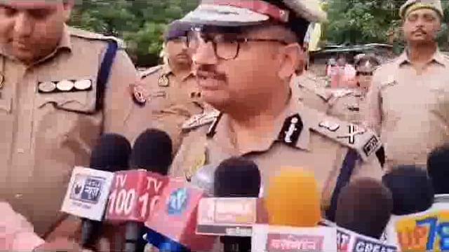 कानपुर के नवीन कमिश्नर ने शांति व्यवस्था हेतु पुलिस टीम द्वारा निकली गई पदयात्रा 