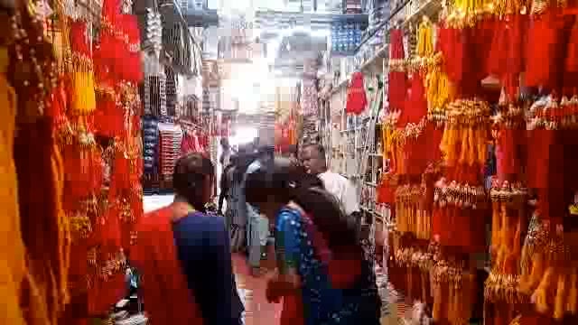 रक्षाबंधन निमित्त शहरात आकर्षक राखीने बाजार सजला
