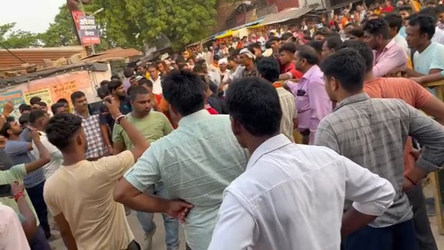 खीरी थाना क्षेत्र के अंतर्गत एक युवक की निर्मम हत्या कर दी गई मौके पर भारी संख्या में क्षेत्रीय लोग व पुलिस मौजूद @koraw